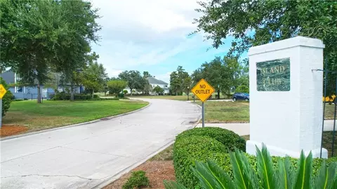 6 Island Club Ct, New Orleans, LA 70131