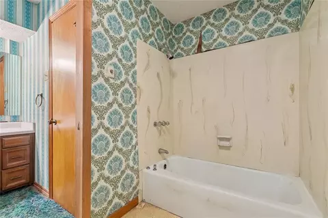 Bath - 412 Oak Ln, Luling, LA 70070 photo 3 of 3