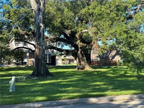 104 Research Dr, Harahan, LA 70123