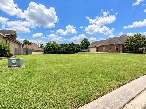 119 Chapel Hill Dr, Belle Chasse, LA 70037