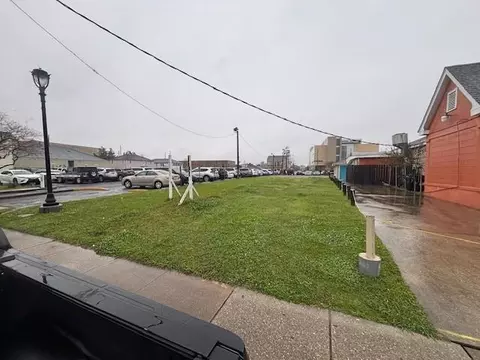 828 2nd St, Gretna, LA 70053