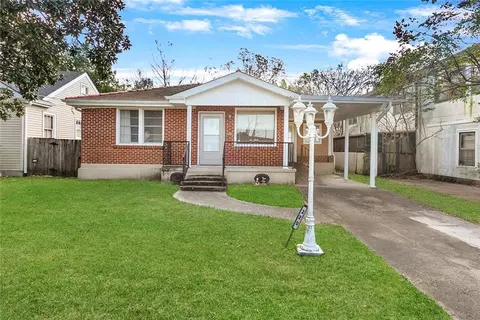 220 9th St, Gretna, LA 70053