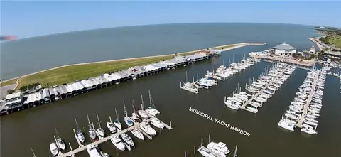 7690 7700 Breakwater Dr, New Orleans, LA 70124