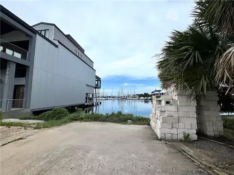 7700 Breakwater Dr, New Orleans, LA 70124