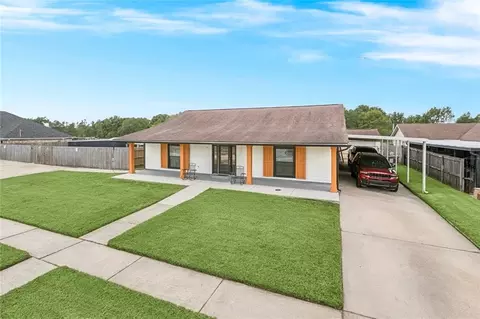 2556 W Friendship Dr, Harvey, LA 70058