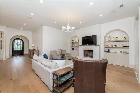Living - 5009 Twin River Pl, Covington, LA 70433 photo 4 of 5