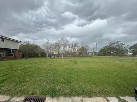 114 W Shackelford Dr, Buras, LA 70041