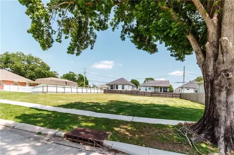 321 Bear Dr, Arabi, LA 70032