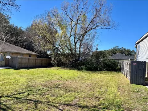 6614 Pauline Dr, New Orleans, LA 70126