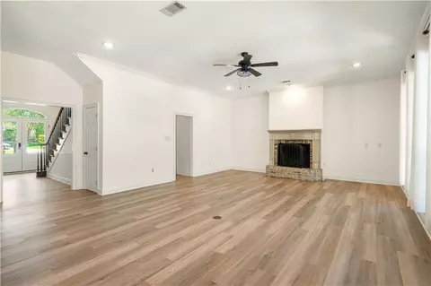 Living - 125 Bent Tree Ct, Covington, LA 70433 photo 5 of 7