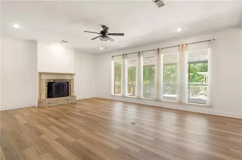Living - 125 Bent Tree Ct, Covington, LA 70433 photo 3 of 7