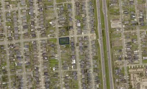 4665 Majestic Oaks Dr, New Orleans, LA 70126