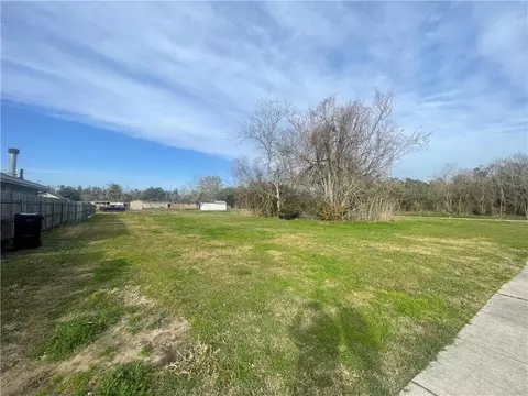 2912 Riverbend Dr, Violet, LA 70092