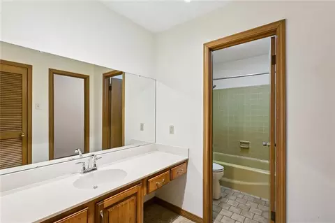 Bath - 3 E Levert Dr, Luling, LA 70070 photo 1 of 2