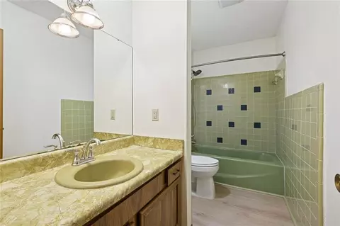 Bath - 3 E Levert Dr, Luling, LA 70070 photo 2 of 2