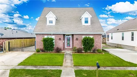 8336 Sabre Dr, Chalmette, LA 70043