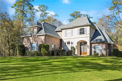 360 Black River Dr, Madisonville, LA 70447
