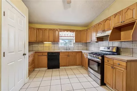 Kitchen - 220 Warrior Trce, Covington, LA 70435 photo 4 of 4