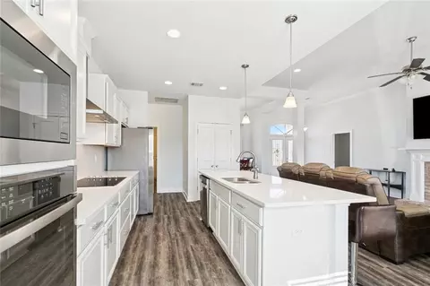 Kitchen - 205 Cove Pointe Dr, Luling, LA 70070 photo 2 of 3