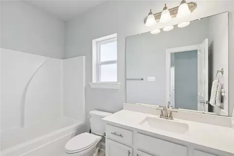 Bath - 205 Cove Pointe Dr, Luling, LA 70070 photo 4 of 5
