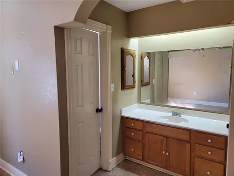 Bath - 111 E Queens Dr, Slidell, LA 70458 photo 1 of 3