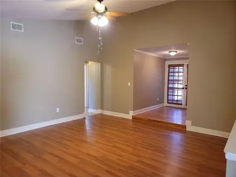Living - 111 E Queens Dr, Slidell, LA 70458 photo 1 of 4