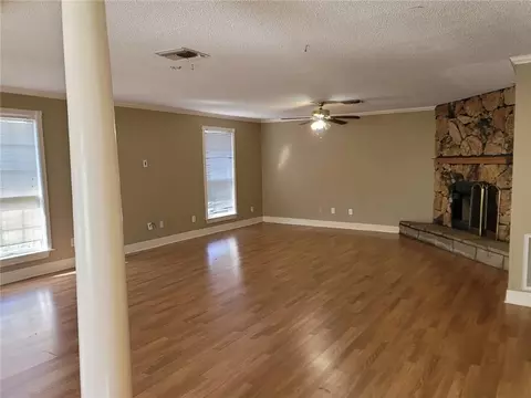 Living - 111 E Queens Dr, Slidell, LA 70458 photo 3 of 4