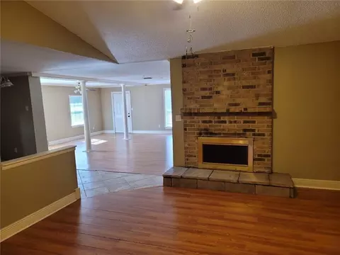 Living - 111 E Queens Dr, Slidell, LA 70458 photo 2 of 4