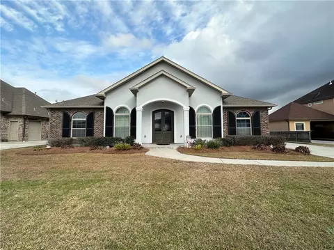 142 Chapel Hill Dr, Belle Chasse, LA 70037