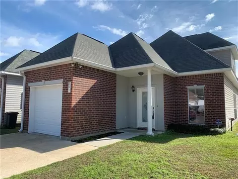 201 Emerald Oaks Dr, Covington, LA 70433