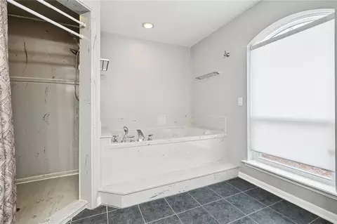 Bath - 513 Maryland Dr, Luling, LA 70070 photo 2 of 3