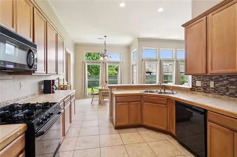 Kitchen - 424 Dockside Dr, Slidell, LA 70461 photo 2 of 2