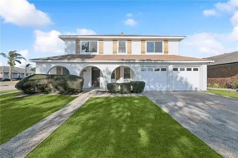 2103 Mesa Via Dr, Harvey, LA 70058