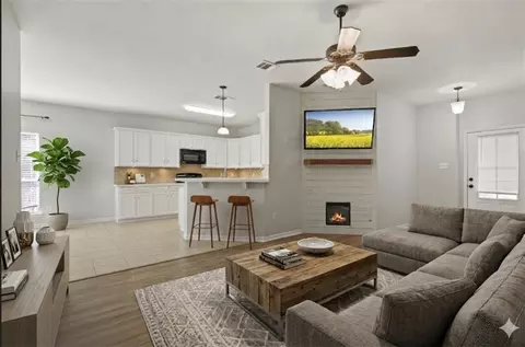 Living - 560 Piney Plains Ln, Covington, LA 70435 photo 4 of 4
