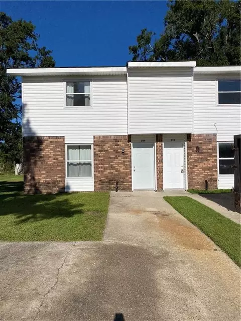 209 211 213 Meadows Dr, Destrehan, LA 70047