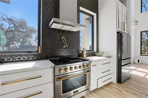 Kitchen - 30646 Heron Vw, Springfield, LA 70462 photo 4 of 7