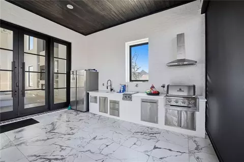 Kitchen - 30646 Heron Vw, Springfield, LA 70462 photo 6 of 7