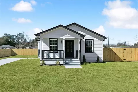 587 W Easy St, Destrehan, LA 70047
