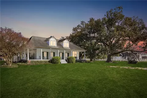 10 Pecan Grove Ln, Meraux, LA 70075