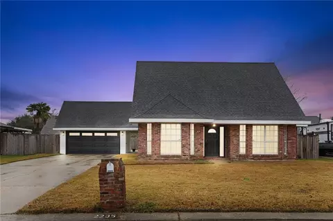 2235 Laurel Valley Dr, Laplace, LA 70068