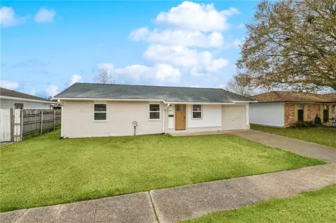 660 Grovewood Dr, Gretna, LA 70056