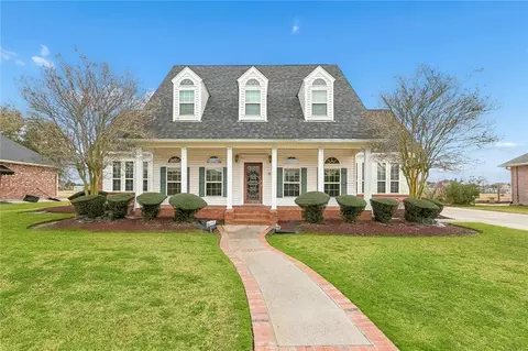 1304 Lake Louise Dr, Gretna, LA 70056