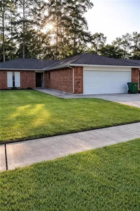 2401 E Sunny Meade Dr, Harvey, LA 70058