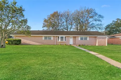 115 Live Oak Dr, Belle Chasse, LA 70037