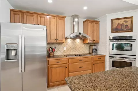 Kitchen - 63 Doubloon Dr, Slidell, LA 70461 photo 3 of 4