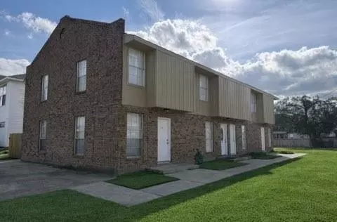 64 Carriage Ln, Destrehan, LA 70047