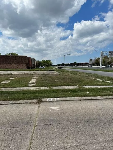 6898 Parc Brittany Blvd, New Orleans, LA 70126