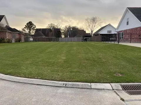 724 Church Pointe Dr, Belle Chasse, LA 70037