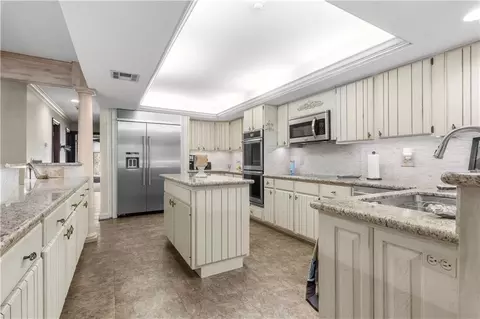 Kitchen - 17239 Three Rivers Rd, Covington, LA 70435 photo 2 of 3