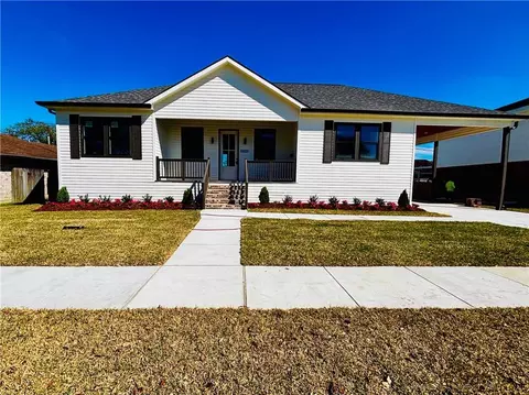 421 Firethorn Dr, Gretna, LA 70056